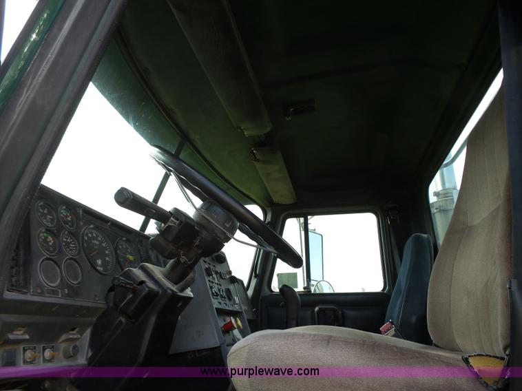 image for item K2219 1998 Mack CH613 semi truck