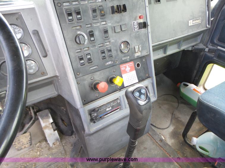 image for item K2219 1998 Mack CH613 semi truck