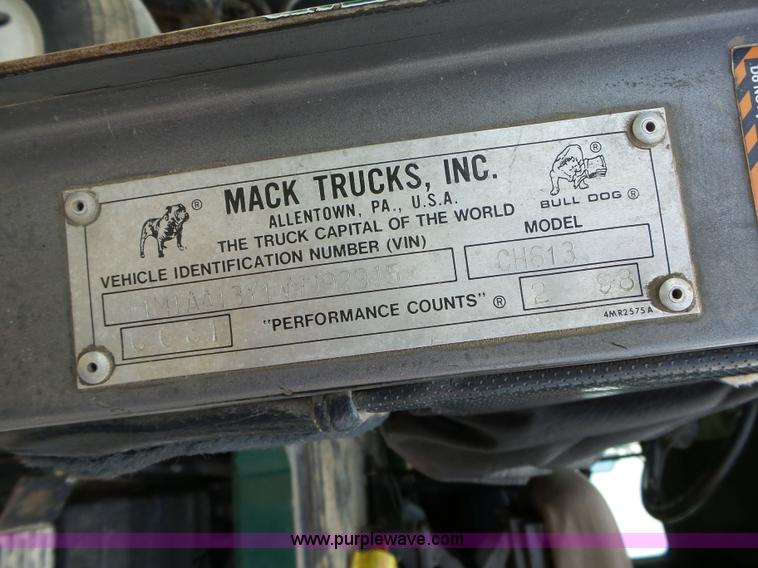 image for item K2219 1998 Mack CH613 semi truck