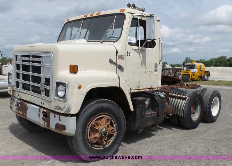 image for item K4044 1985 International S2260 semi truck
