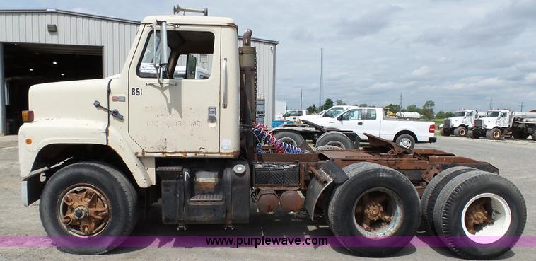 image for item K4044 1985 International S2260 semi truck