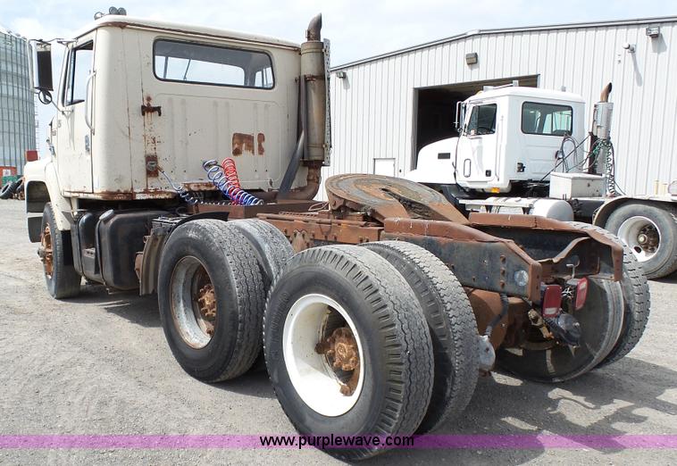 image for item K4044 1985 International S2260 semi truck