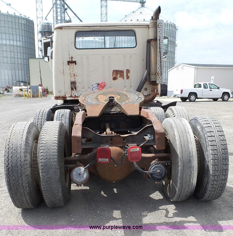 image for item K4044 1985 International S2260 semi truck