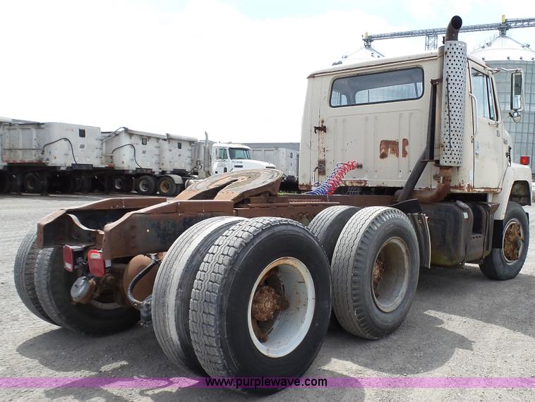 image for item K4044 1985 International S2260 semi truck