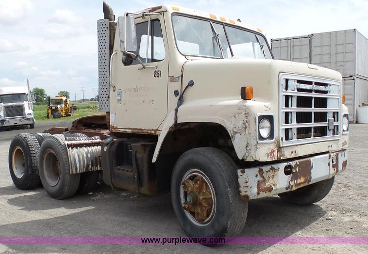 image for item K4044 1985 International S2260 semi truck