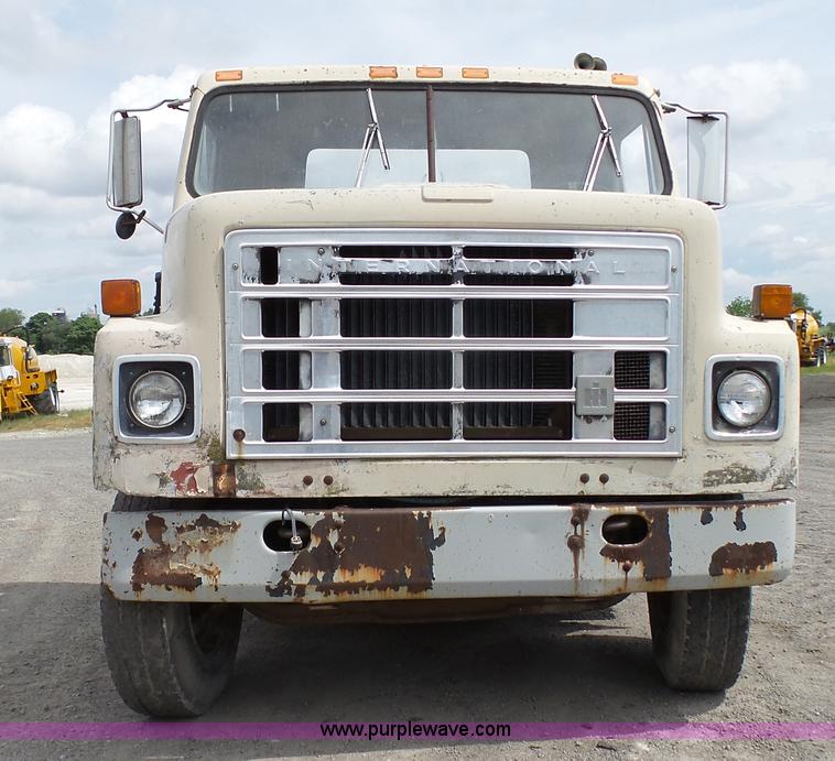 image for item K4044 1985 International S2260 semi truck