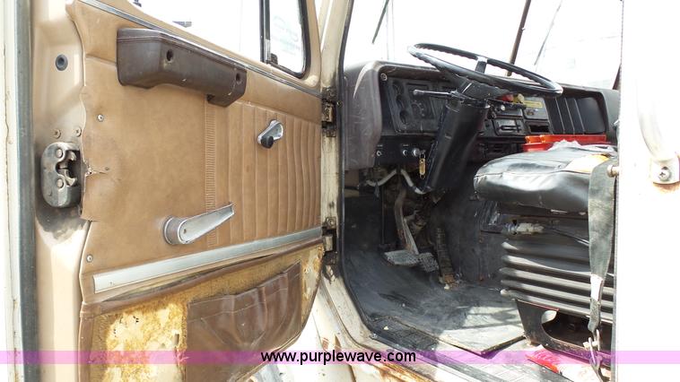 image for item K4044 1985 International S2260 semi truck