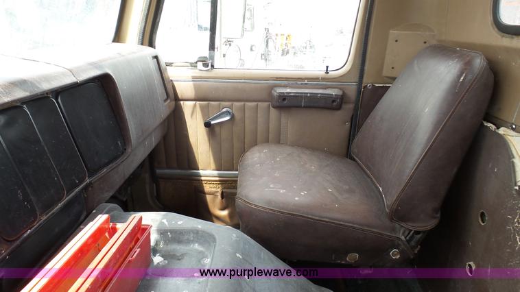 image for item K4044 1985 International S2260 semi truck