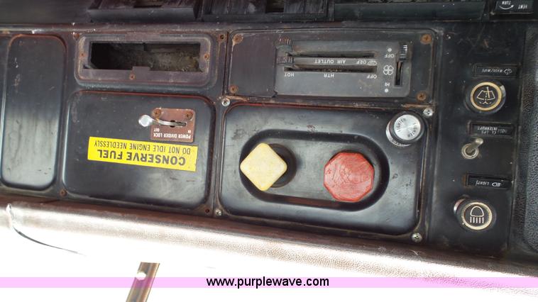 image for item K4044 1985 International S2260 semi truck