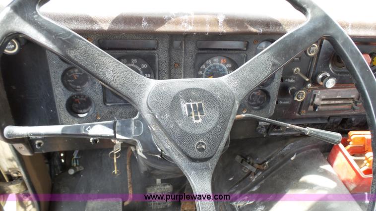 image for item K4044 1985 International S2260 semi truck