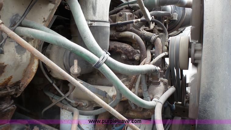 image for item K4044 1985 International S2260 semi truck