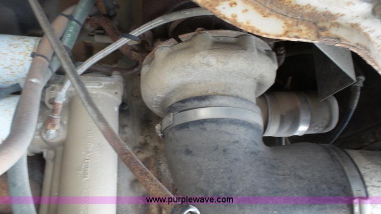 image for item K4044 1985 International S2260 semi truck