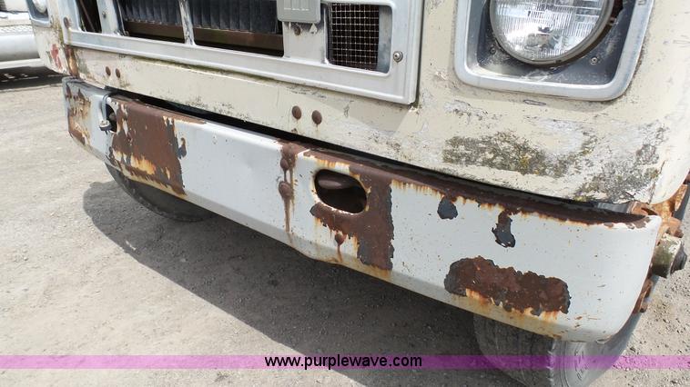 image for item K4044 1985 International S2260 semi truck