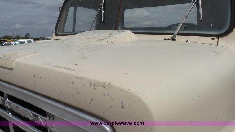 image for item K4044 1985 International S2260 semi truck