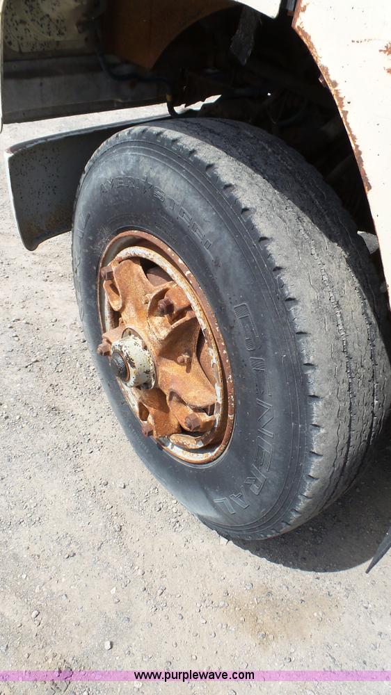 image for item K4044 1985 International S2260 semi truck