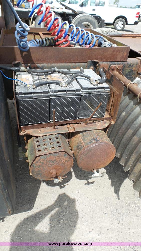 image for item K4044 1985 International S2260 semi truck