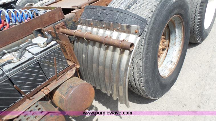 image for item K4044 1985 International S2260 semi truck