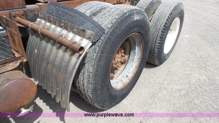 image for item K4044 1985 International S2260 semi truck