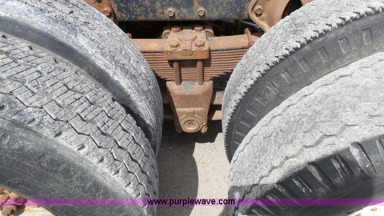 image for item K4044 1985 International S2260 semi truck