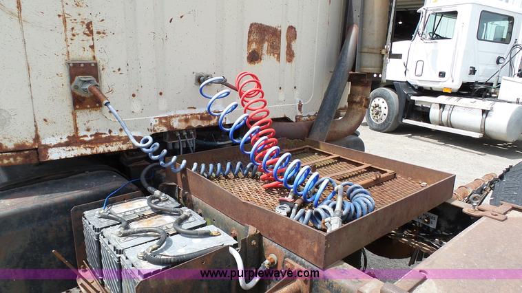 image for item K4044 1985 International S2260 semi truck