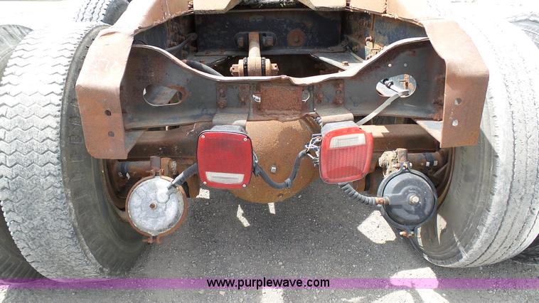 image for item K4044 1985 International S2260 semi truck