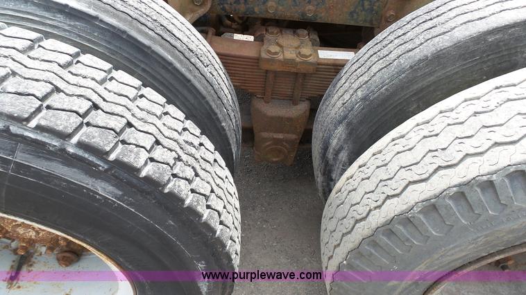 image for item K4044 1985 International S2260 semi truck