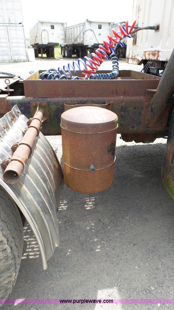 image for item K4044 1985 International S2260 semi truck