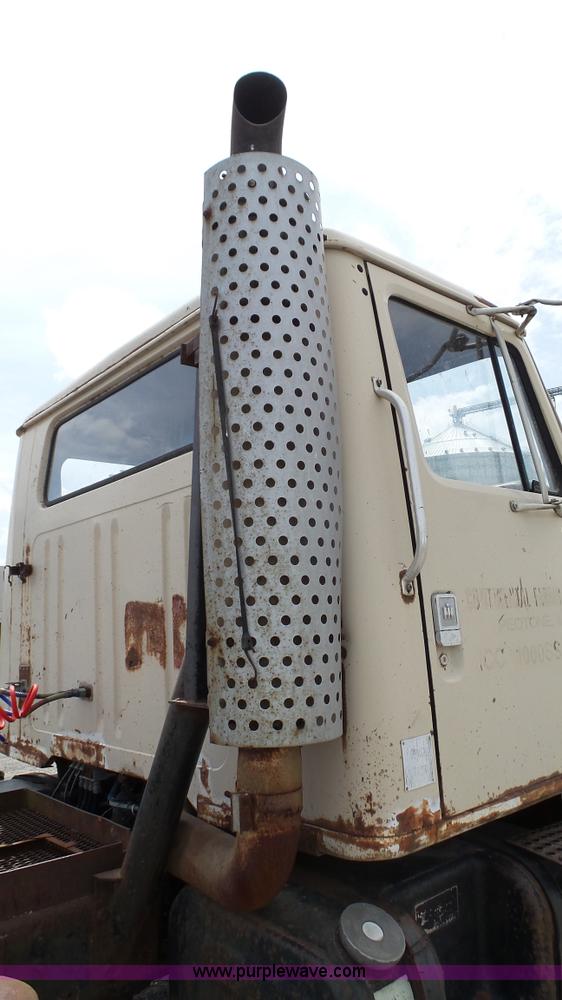 image for item K4044 1985 International S2260 semi truck