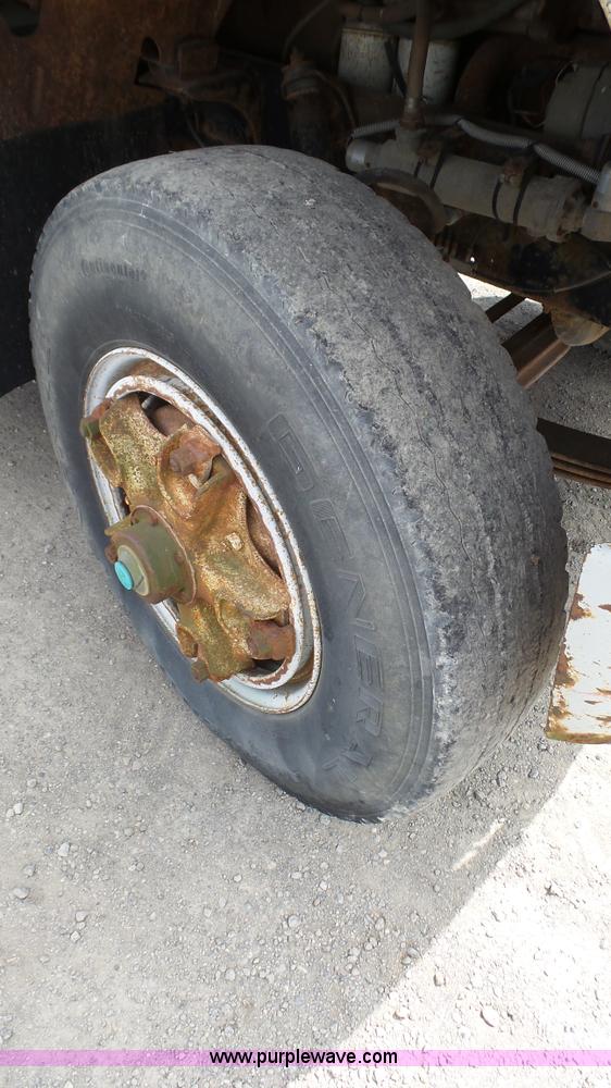 image for item K4044 1985 International S2260 semi truck