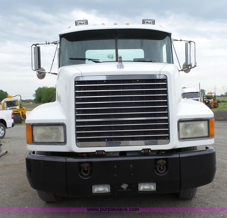 image for item K4054 1995 Mack CH613 semi truck