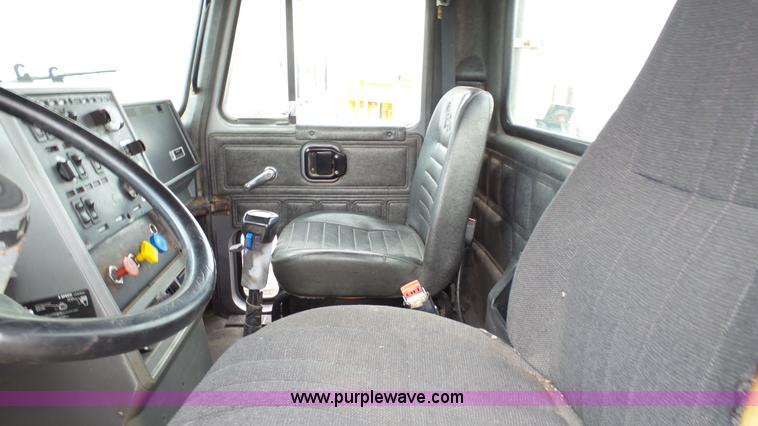 image for item K4054 1995 Mack CH613 semi truck