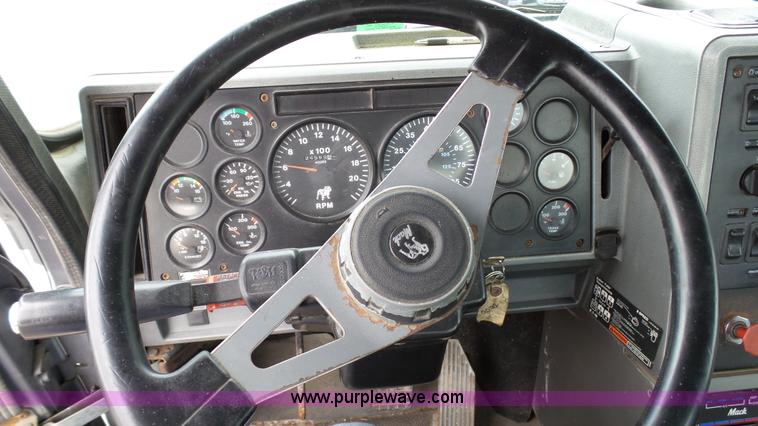 image for item K4054 1995 Mack CH613 semi truck