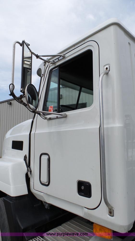 image for item K4054 1995 Mack CH613 semi truck