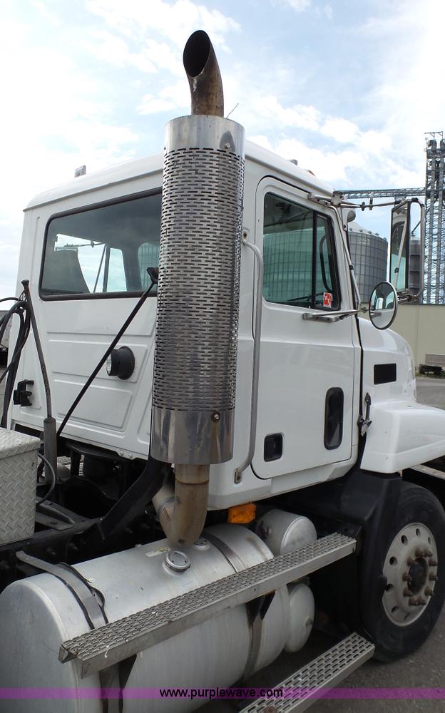 image for item K4054 1995 Mack CH613 semi truck