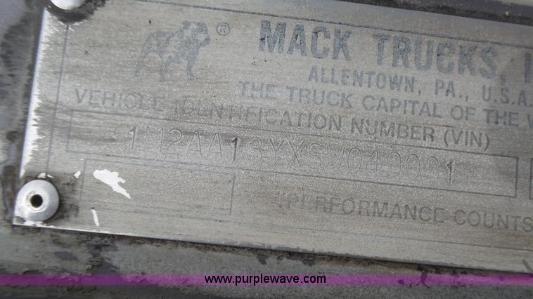 image for item K4054 1995 Mack CH613 semi truck