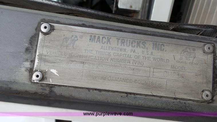 image for item K4054 1995 Mack CH613 semi truck