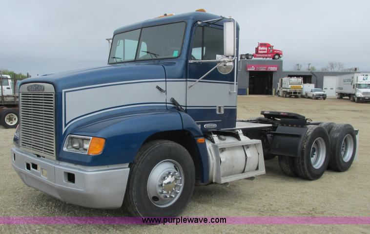 image for item K4682 2000 Freightliner FLD112 semi truck