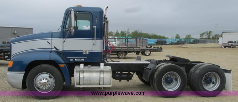 image for item K4682 2000 Freightliner FLD112 semi truck