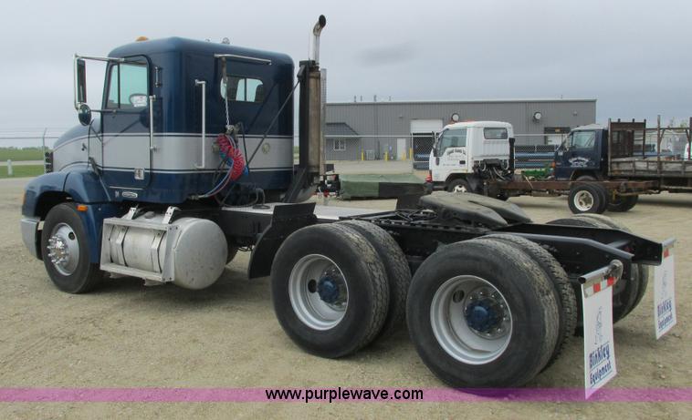 image for item K4682 2000 Freightliner FLD112 semi truck