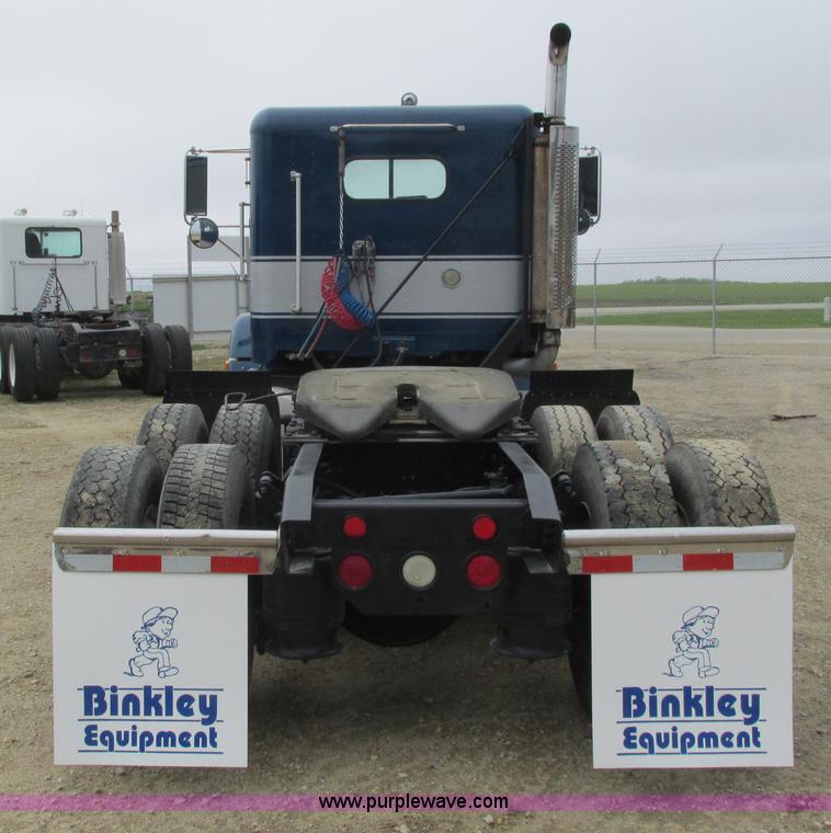 image for item K4682 2000 Freightliner FLD112 semi truck