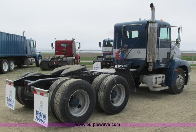 image for item K4682 2000 Freightliner FLD112 semi truck