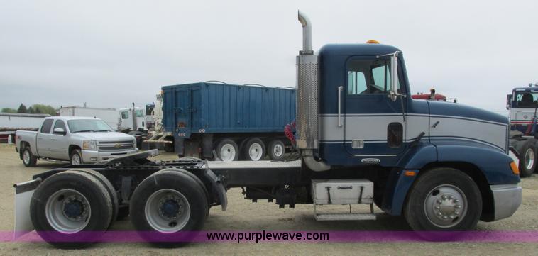 image for item K4682 2000 Freightliner FLD112 semi truck