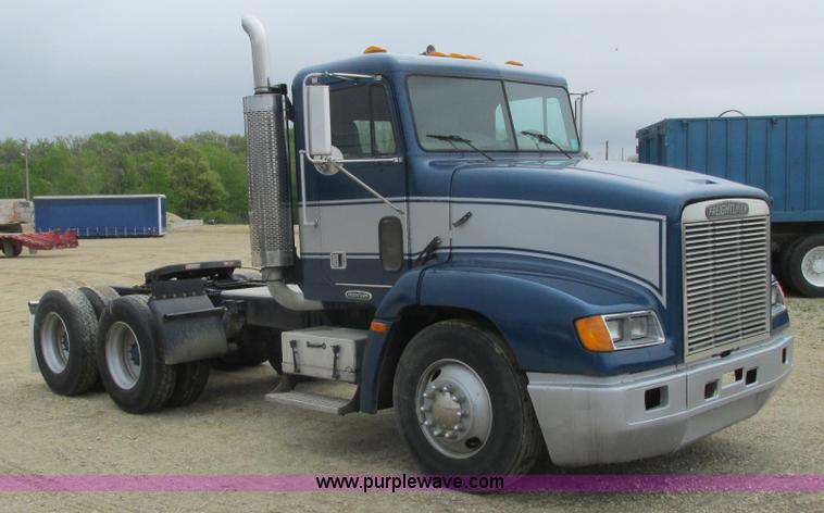 image for item K4682 2000 Freightliner FLD112 semi truck