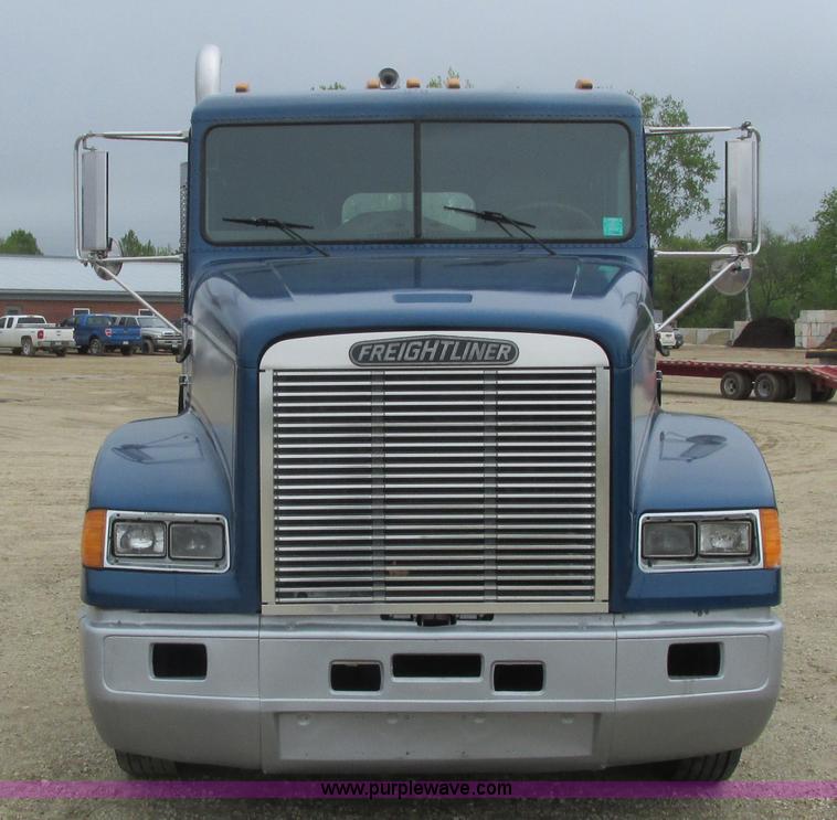 image for item K4682 2000 Freightliner FLD112 semi truck