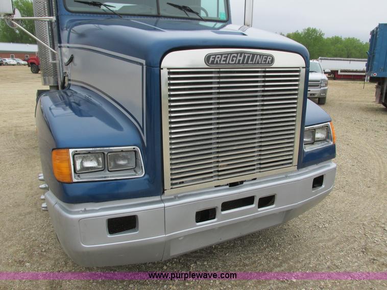 image for item K4682 2000 Freightliner FLD112 semi truck