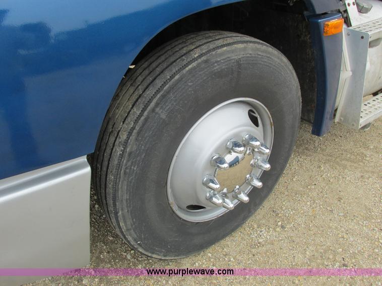 image for item K4682 2000 Freightliner FLD112 semi truck