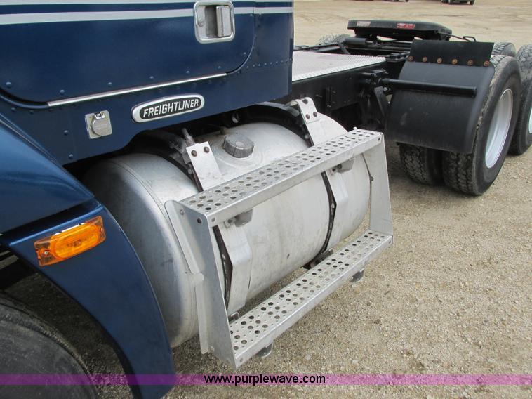 image for item K4682 2000 Freightliner FLD112 semi truck