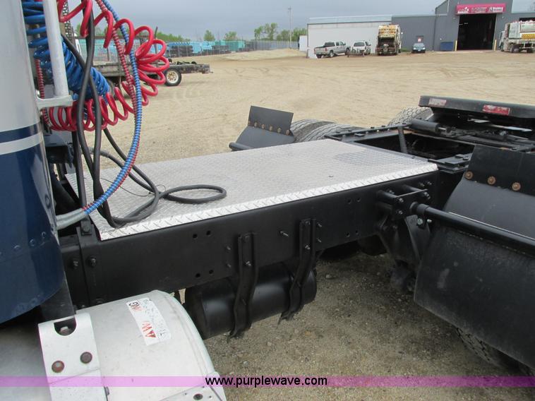 image for item K4682 2000 Freightliner FLD112 semi truck