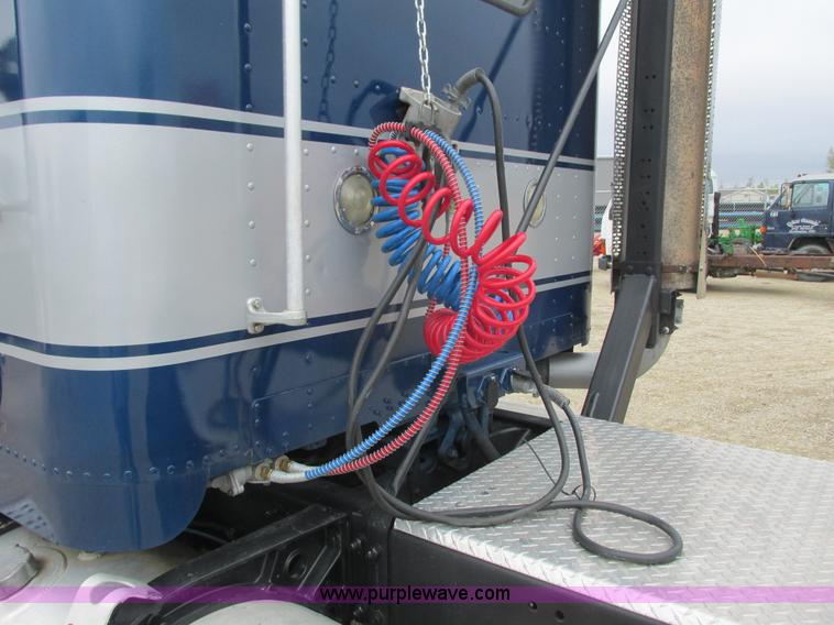 image for item K4682 2000 Freightliner FLD112 semi truck