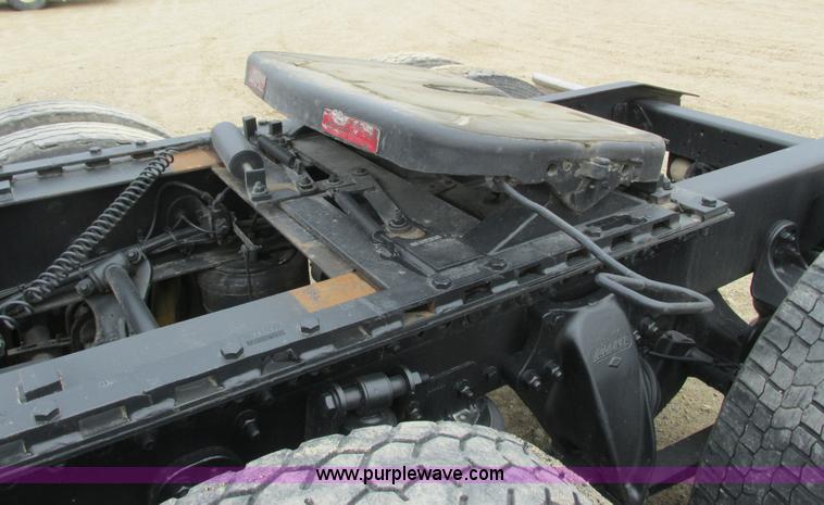 image for item K4682 2000 Freightliner FLD112 semi truck